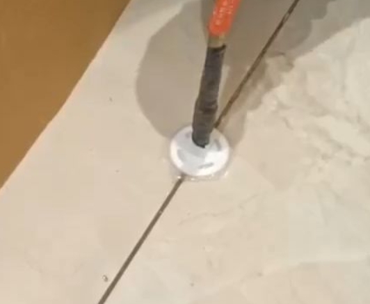 金安瓷砖空鼓维修公司专业解答瓷砖在铺贴过程中，如果没有涂抹均匀到位的粘结材料（如水泥砂浆或瓷砖胶），可能会导致以下问题