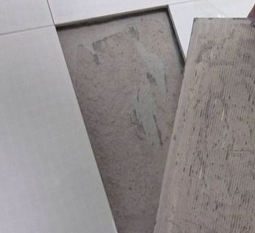 金安瓷砖空鼓维修公司分享瓷砖铺贴时如果打浆（即涂抹在瓷砖背面和基层上的砂浆或瓷砖胶）过少，会带来以下问题